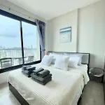 The Base Long Balcony King-bed With Infinity Pool & Free Netflix Apartment *