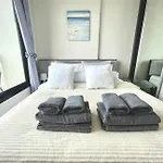 Apartment The Base Long Balcony King-bed With Infinity Pool & Free Netflix