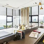 The Base Long Balcony King-bed With Infinity Pool & Free Netflix * Pattaya