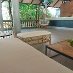 Hotel Let's Hyde & - Pool