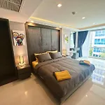 อพาร์ทเม้น Large Luxury - Centre - Grand Avenue Residences, Pool View - 413 *