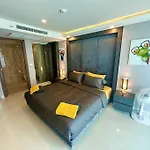 Large Luxury - Centre - Grand Avenue Residences, Pool View - 413 อพาร์ทเม้น *