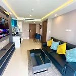 อพาร์ทเม้น Large Luxury - Centre - Grand Avenue Residences, Pool View - 413 *