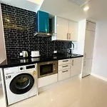 Large Luxury - Centre - Grand Avenue Residences, Pool View - 413 อพาร์ทเม้น