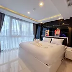 Grand Avenue Apartment *