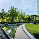 Pattaya 市中心无边泳池公寓