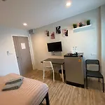 Aree House Poshtel โรงแรม