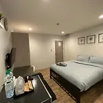 Aree House Poshtel โรงแรม 3*