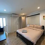 Aree House Poshtel โรงแรม
