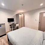 Aree House Poshtel โรงแรม