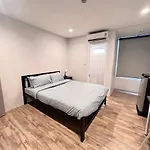 Aree House Poshtel โรงแรม