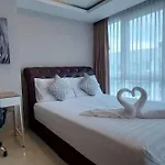 อพาร์ทเม้น Grand Avenue - Luxury - 2 Bedroom 2 Baths - Pool-view Pattaya