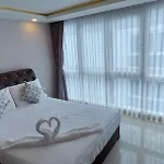 Grand Avenue - Luxury - 2 Bedroom 2 Baths - Pool-view *