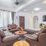 Deluxe 3 Bedrooms With Fancy Pool In Downtown * Pattaya