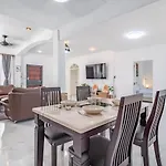 วิลล่า Deluxe 3 Bedrooms With Fancy Pool In Downtown