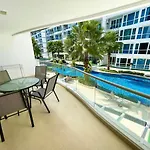 Large 2 Bedroom Condo, Grand Avenue, Apartment