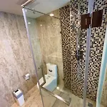 Large Ground Floor Condo, Grand Avenue, อพาร์ทเม้น
