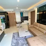 Large Ground Floor Condo, Grand Avenue, อพาร์ทเม้น