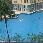 High Floor Nice Pool View Near Walking Street Arcadia Beach 高楼层泳池景 高速网络 智能电视