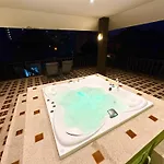 Private Pool & Jacuzzi Villa, Phratumnak, - 600m From The Beach, 711 Nearby วิลล่า