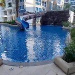 Grand Avenue, Luxury Suite, 72sqm Pool View With Lounge Area อพาร์ทเม้น Pattaya
