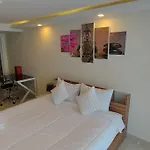 Grand Avenue, Luxury Suite, 72sqm Pool View With Lounge Area อพาร์ทเม้น Pattaya