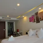 อพาร์ทเม้น Grand Avenue, Luxury Suite, 72sqm Pool View With Lounge Area *