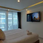 Grand Avenue, Luxury Suite, 72sqm Pool View With Lounge Area *