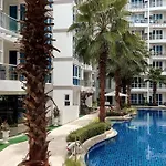 อพาร์ทเม้น Grand Avenue, Luxury Suite, 72sqm Pool View With Lounge Area Pattaya