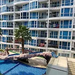 อพาร์ทเม้น Grand Avenue, Luxury Suite, 72sqm Pool View With Lounge Area *