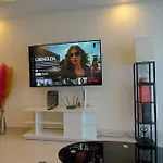 อพาร์ทเม้น Grand Avenue, Luxury Suite, 72sqm Pool View With Lounge Area *