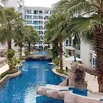 Grand Avenue, Luxury Suite, 72sqm Pool View With Lounge Area อพาร์ทเม้น *