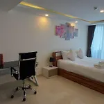 อพาร์ทเม้น Grand Avenue, Luxury Suite, 72sqm Pool View With Lounge Area