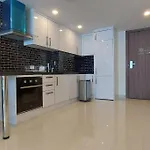 Grand Avenue, Luxury Suite, 72sqm Pool View With Lounge Area อพาร์ทเม้น Pattaya