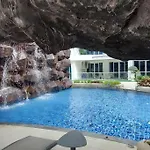 Grand Avenue, Luxury Suite, 72sqm Pool View With Lounge Area *