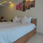 Grand Avenue, Luxury Suite, 72sqm Pool View With Lounge Area อพาร์ทเม้น Pattaya
