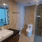 Grand Avenue, Luxury Suite, 72sqm Pool View With Lounge Area อพาร์ทเม้น Pattaya