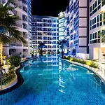 Grand Avenue, Luxury Suite, 72sqm Pool View With Lounge Area อพาร์ทเม้น *