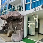 Large 2 Bedroom Condo, Grand Avenue, *