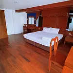 Highfive Hotel 2*