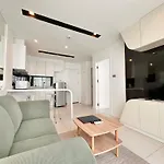 Glamorous 1 Bedroom In City Center Residence
