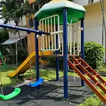 高端观景公寓：室内如画，乳胶床枕，双条车直达各景点，机场巴士站一墙之隔