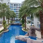 Grand Avenue Pattaya - Pool-View Suite, 55Sqm