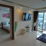 Grand Avenue - Pool-view Suite, 55sqm *