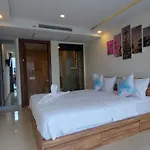 อพาร์ทเม้น Grand Avenue - Pool-view Suite, 55sqm *