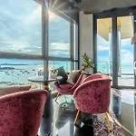 The Edge Seaview อพาร์ทเม้น *