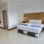 The Base โรงแรม 3*