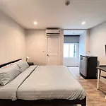 Aree House Poshtel โรงแรม 3*