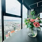 芭提雅市中心无边泳池公寓the Base Pattaya