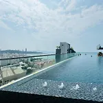 芭提雅市中心无边泳池公寓the Base Pattaya